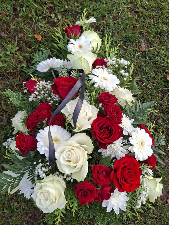 Štrauss baltos un sarkanos toņos