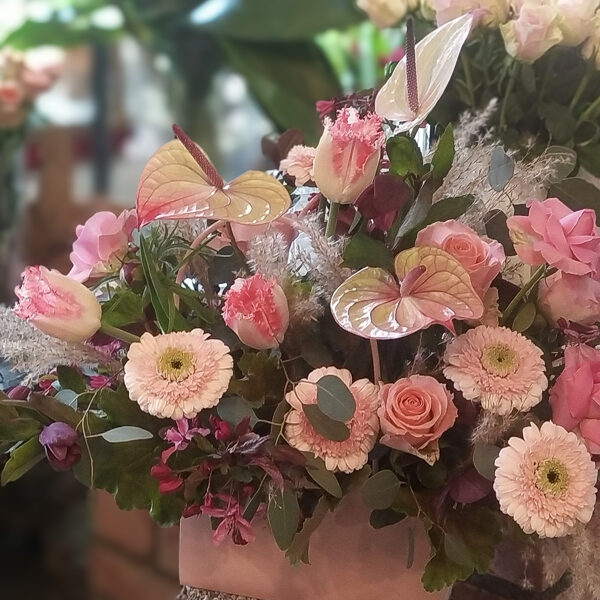 Maigi rozā ziedu somiņa